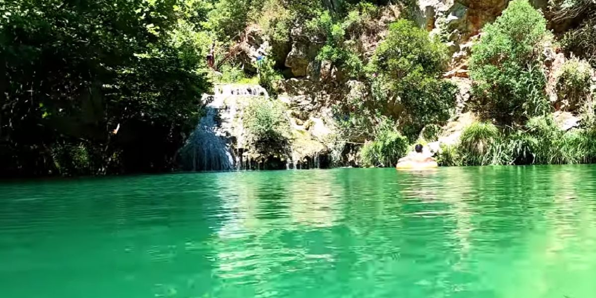 Το εντυπωσιακό φαράγγι με τα τρεχούμενα νερά και τις 15 λίμνες στην καρδιά της Πελοποννήσου